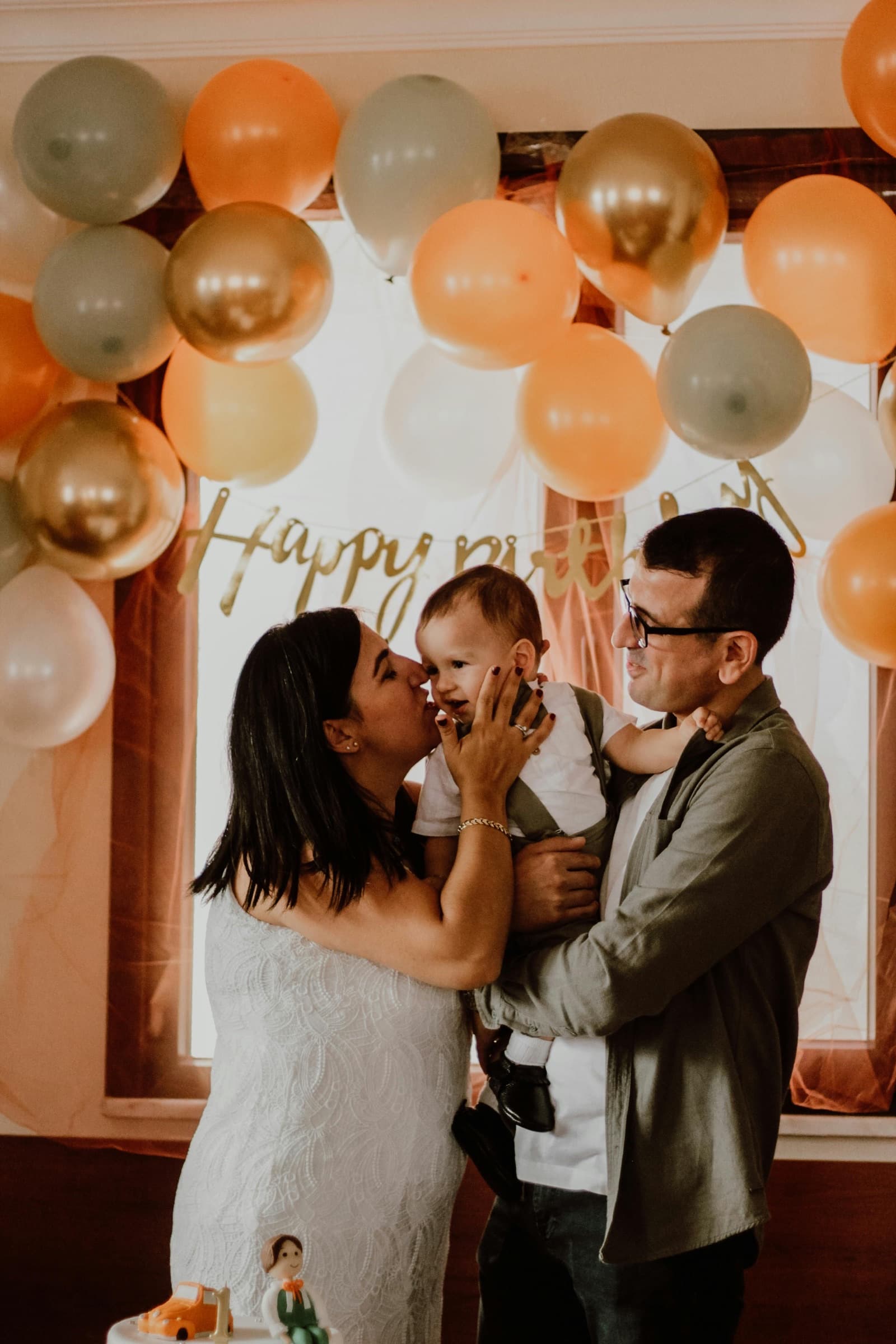 Une famille célèbre l'anniversaire de son enfant